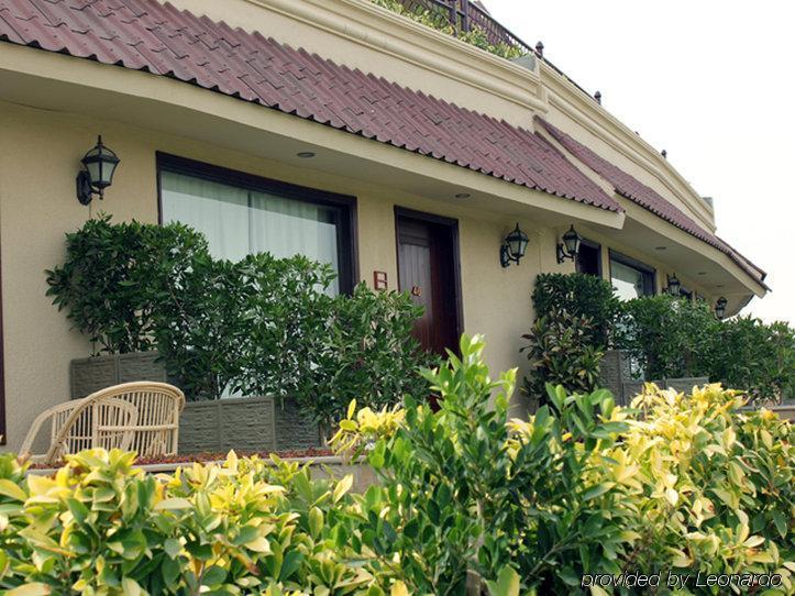 Dreamworld Resort, Hotel & Golf Course Karachi Exterior photo