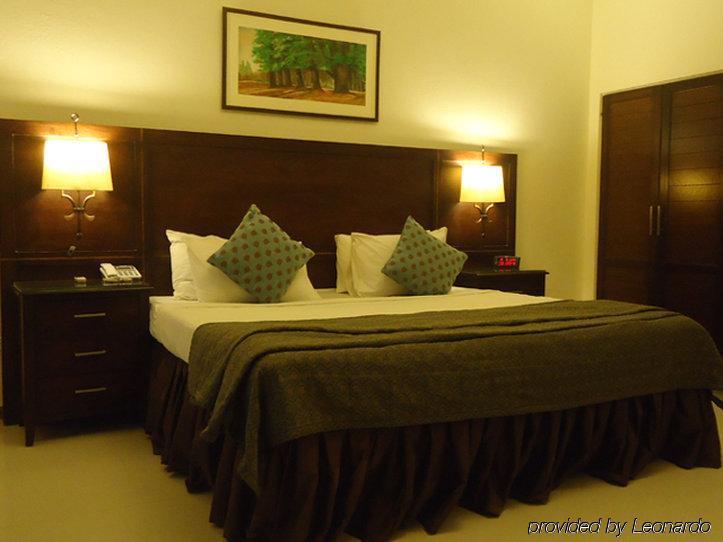 Dreamworld Resort, Hotel & Golf Course Karachi Exterior photo