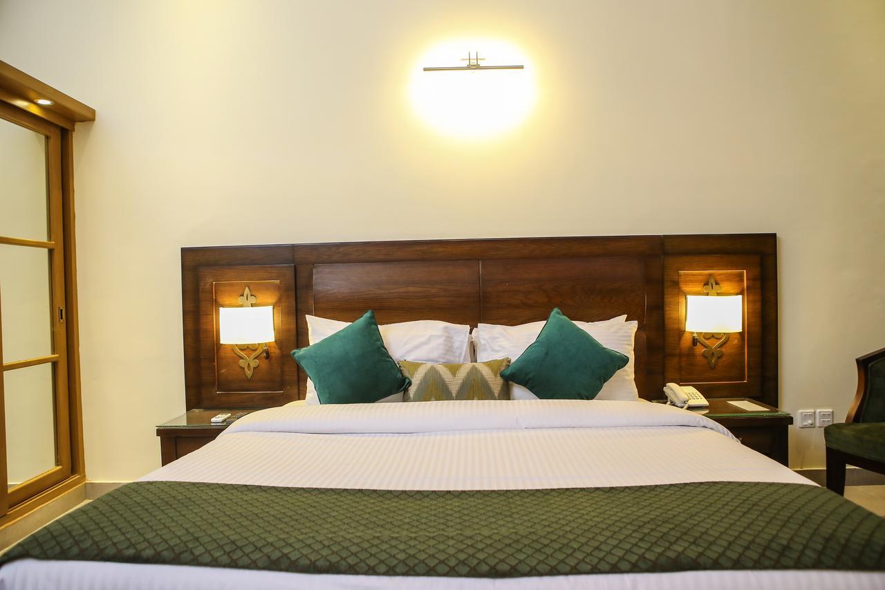 Dreamworld Resort, Hotel & Golf Course Karachi Exterior photo