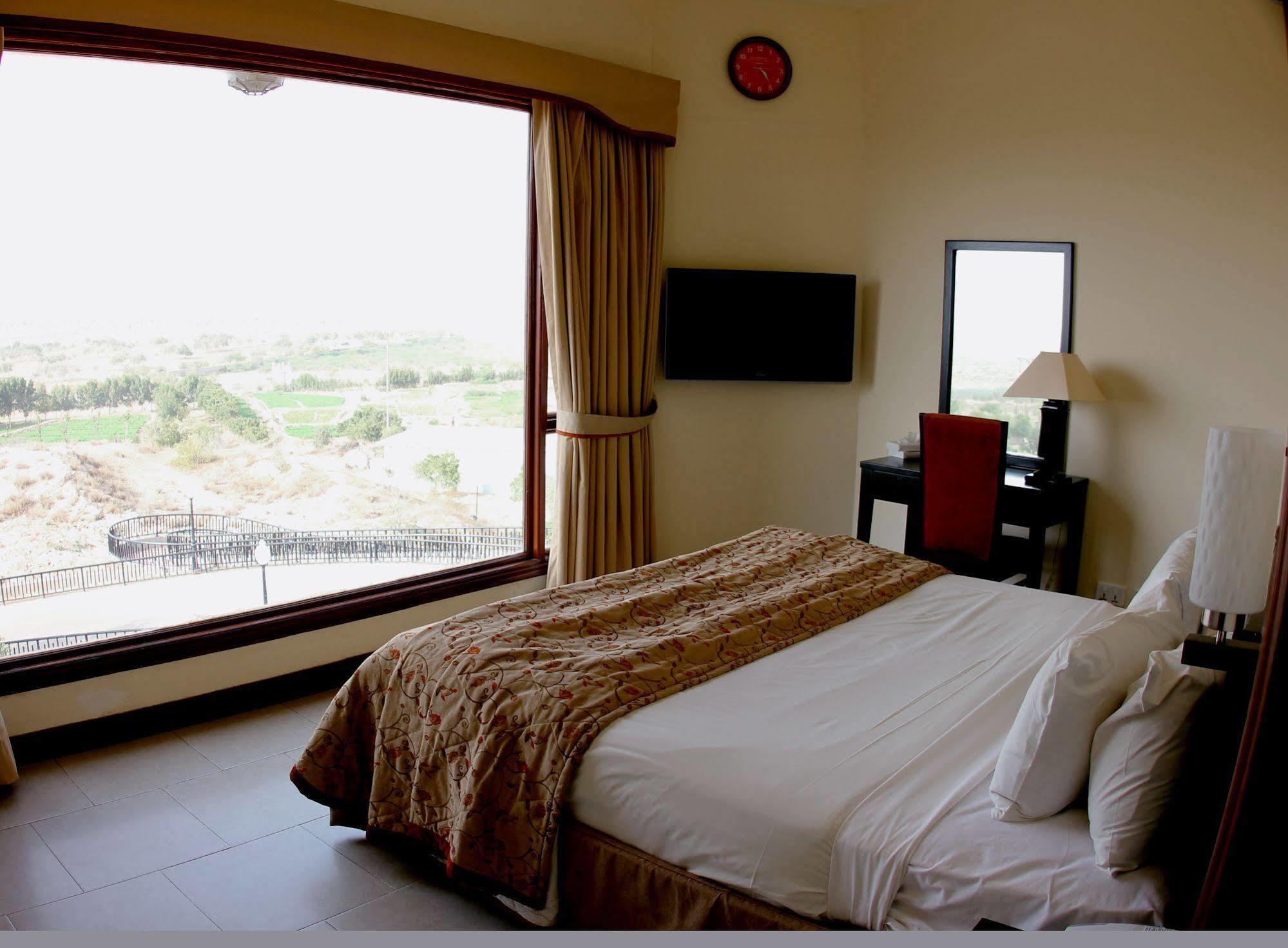 Dreamworld Resort, Hotel & Golf Course Karachi Exterior photo