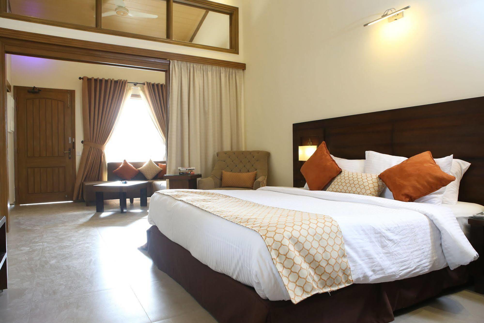 Dreamworld Resort, Hotel & Golf Course Karachi Exterior photo