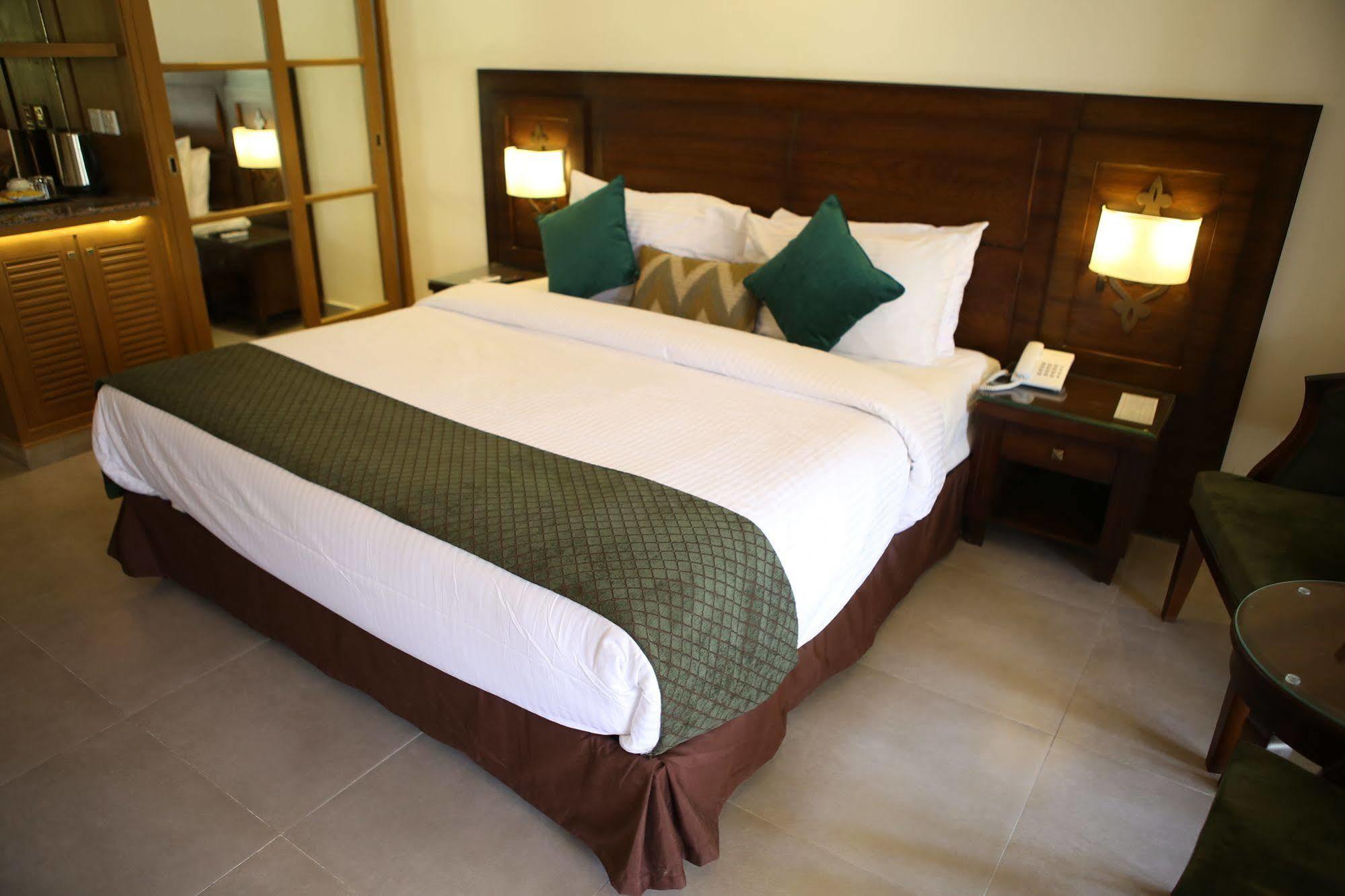 Dreamworld Resort, Hotel & Golf Course Karachi Exterior photo