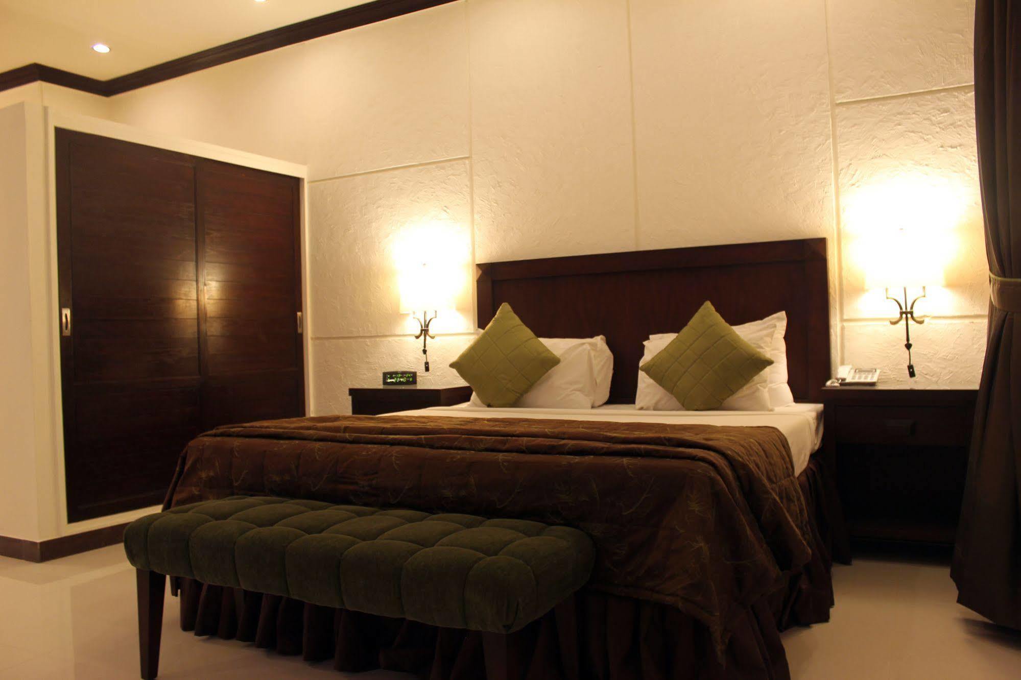 Dreamworld Resort, Hotel & Golf Course Karachi Exterior photo
