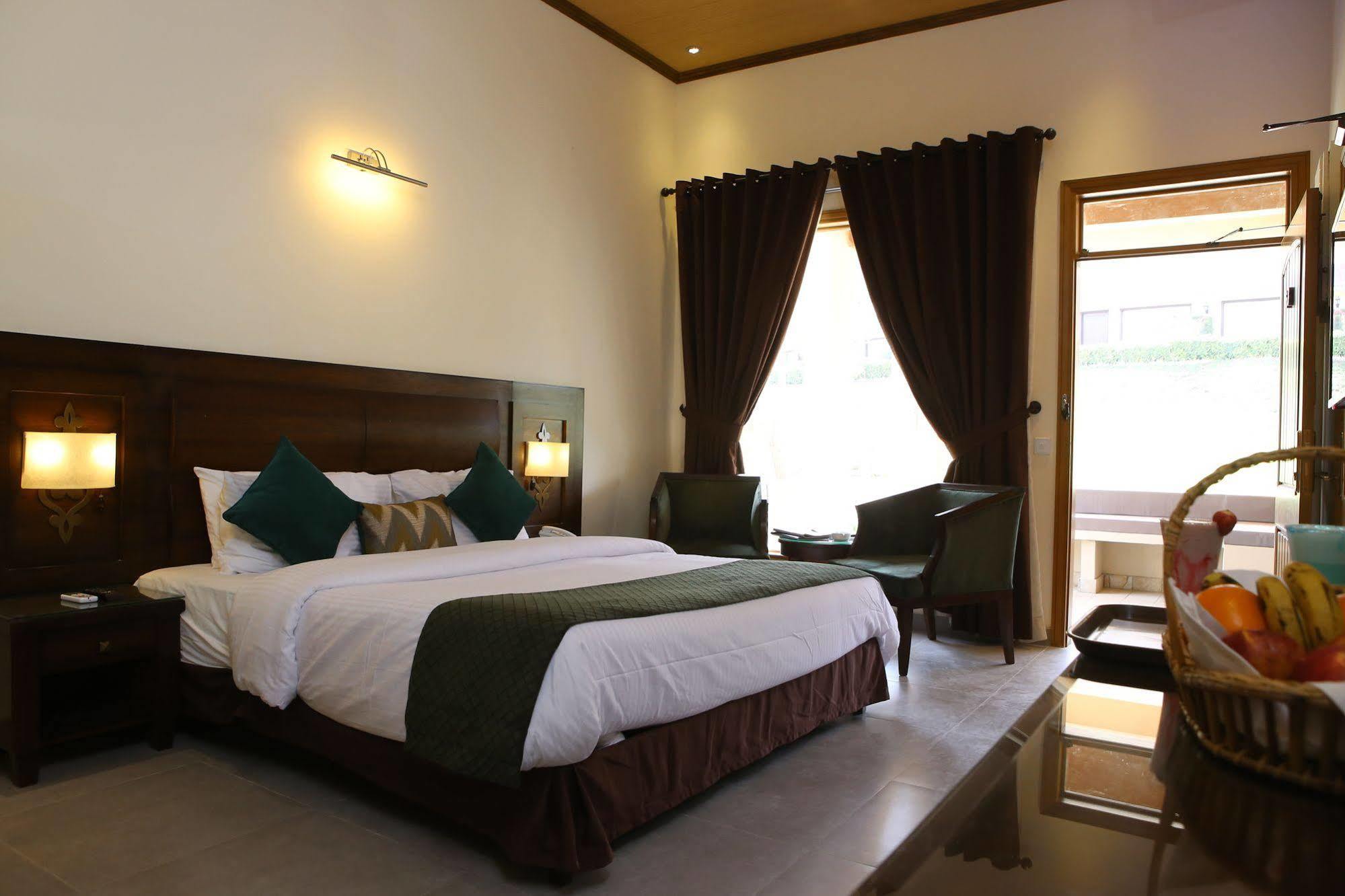 Dreamworld Resort, Hotel & Golf Course Karachi Exterior photo
